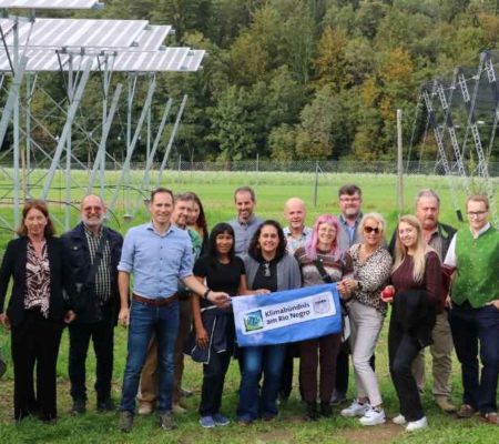 Gruppenfoto zwischen der Agro-PV Anlage in Haidegg