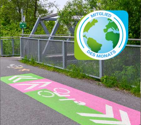 Radweg in Feldbach mit Mitglied des Monats-Logo