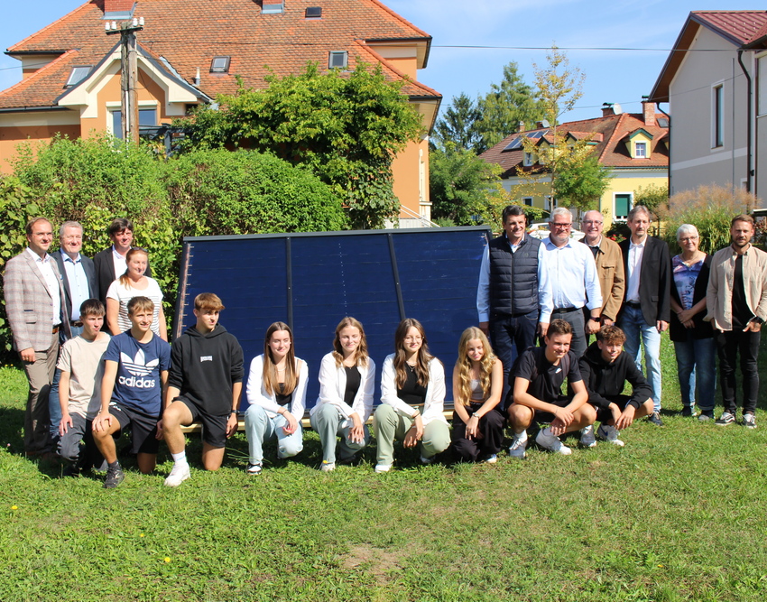 Gruppenfoto vor Solaranlage