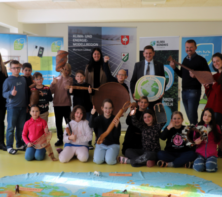 Gruppenbild vor Roll-Ups der Wanderausstellung.