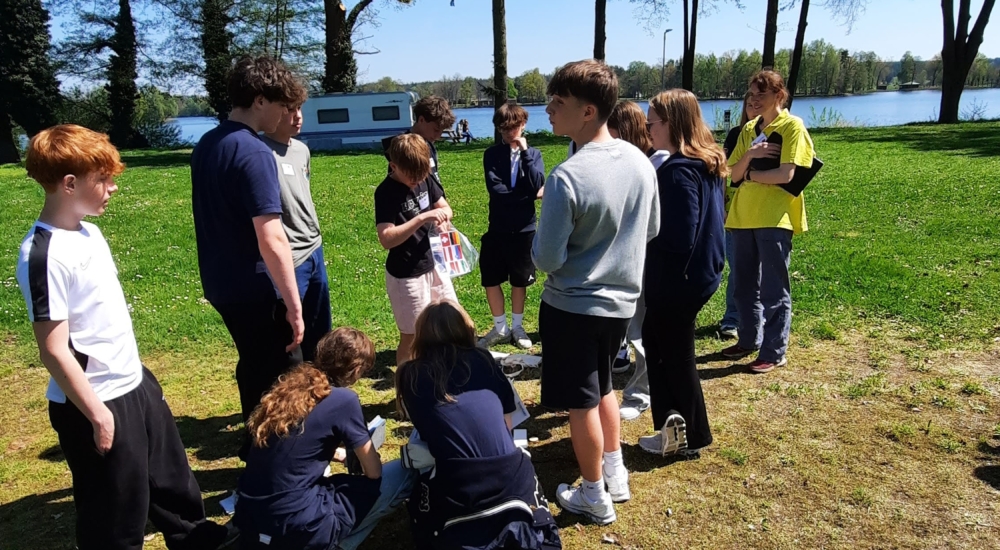Auf den Fotos zu sehen sind die Projektpräsentation der Schüler:innen im Rahmen eines „market places".