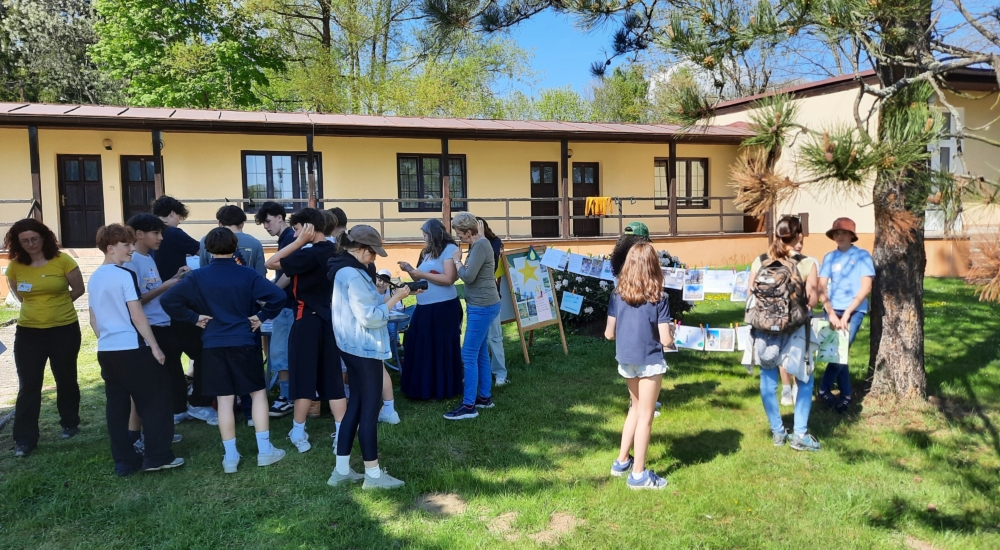 Auf den Fotos zu sehen sind die Projektpräsentation der Schüler:innen im Rahmen eines „market places".