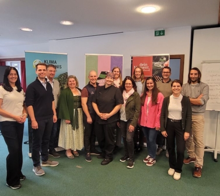 Gruppenfoto von ungefähr 10 Teilnehmern und Teilnehmerinnen des Netzwerktreffen
