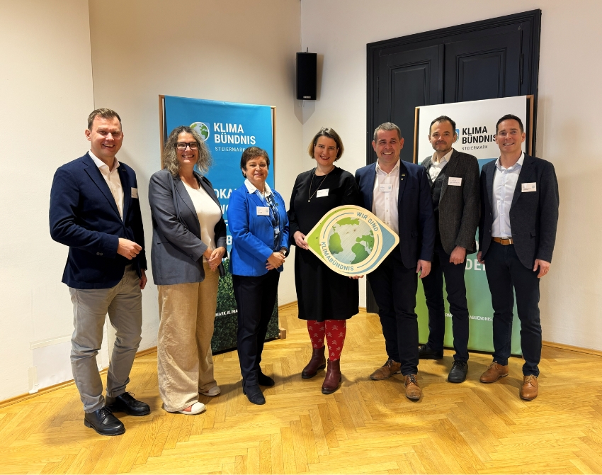 Gruppenbild, vier Männer, drei Frauen mit Klimabündnis Holztafel