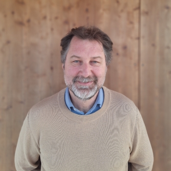 Porträt von Johannes Rampler vor einer Holzwand