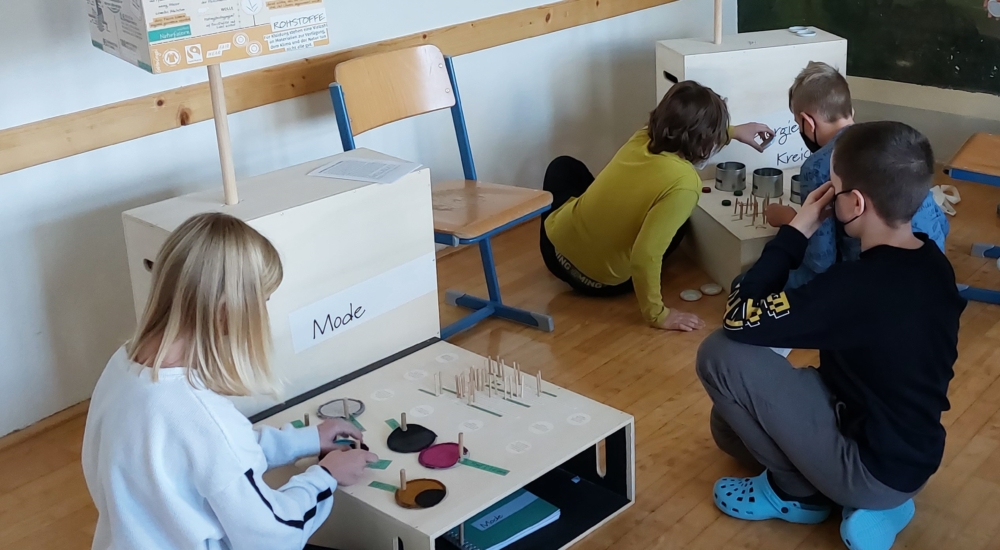 4 Kinder beim Benutzten des Klimaladens