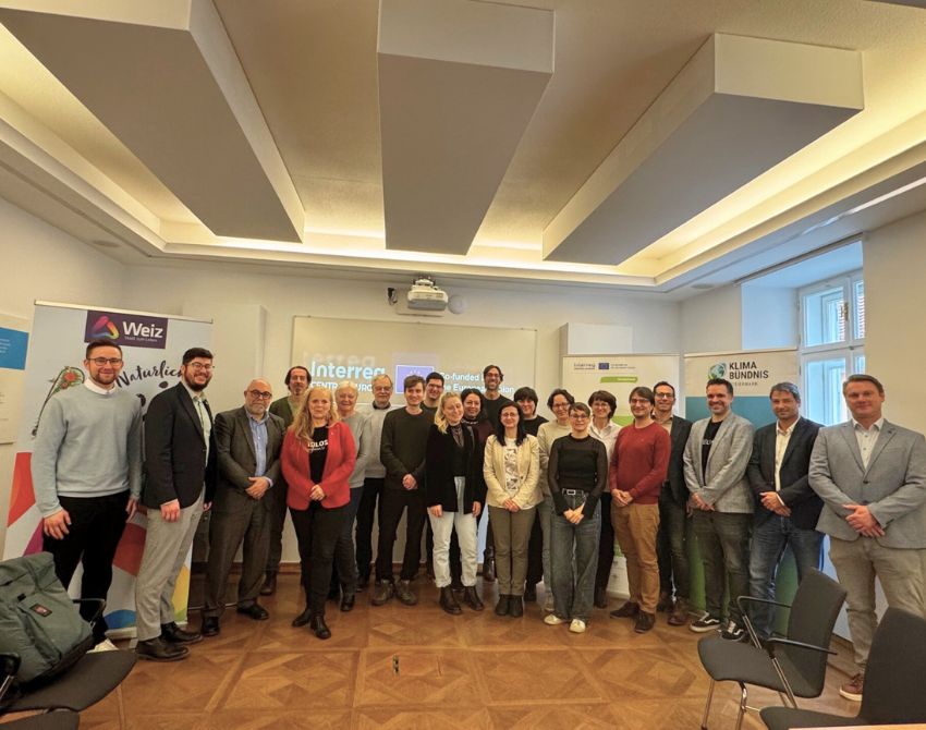 Gruppenbild mit ca 20 Personen mittleren Alters