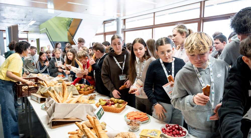 die teilnehmenden Jugendlichen bedienen sich am Buffet