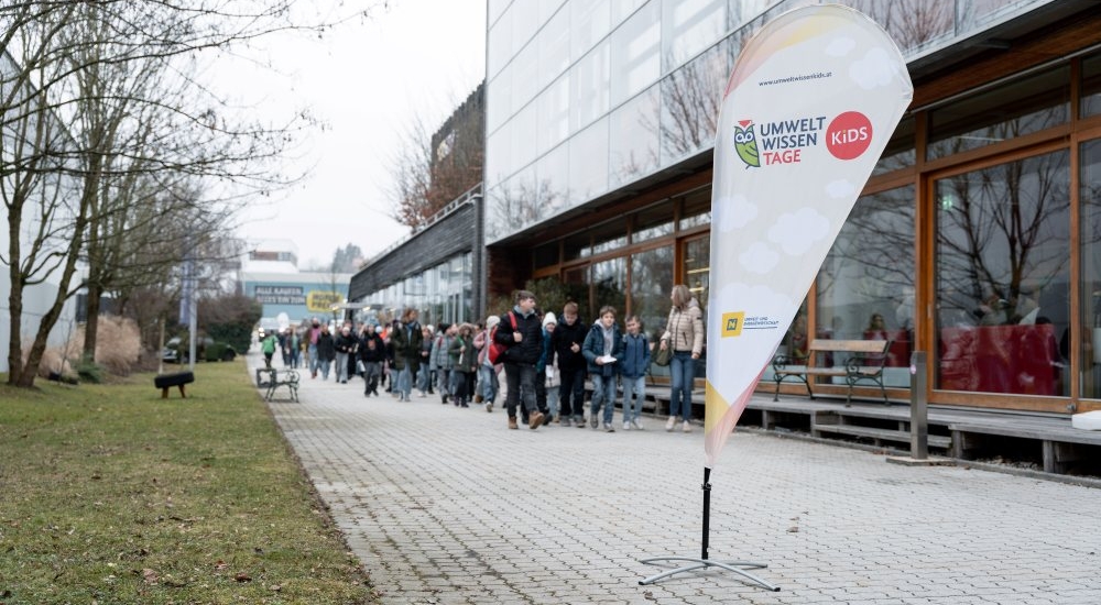 viele Kinder auf dem Weg zu dem Umwelt, Wissen Tage