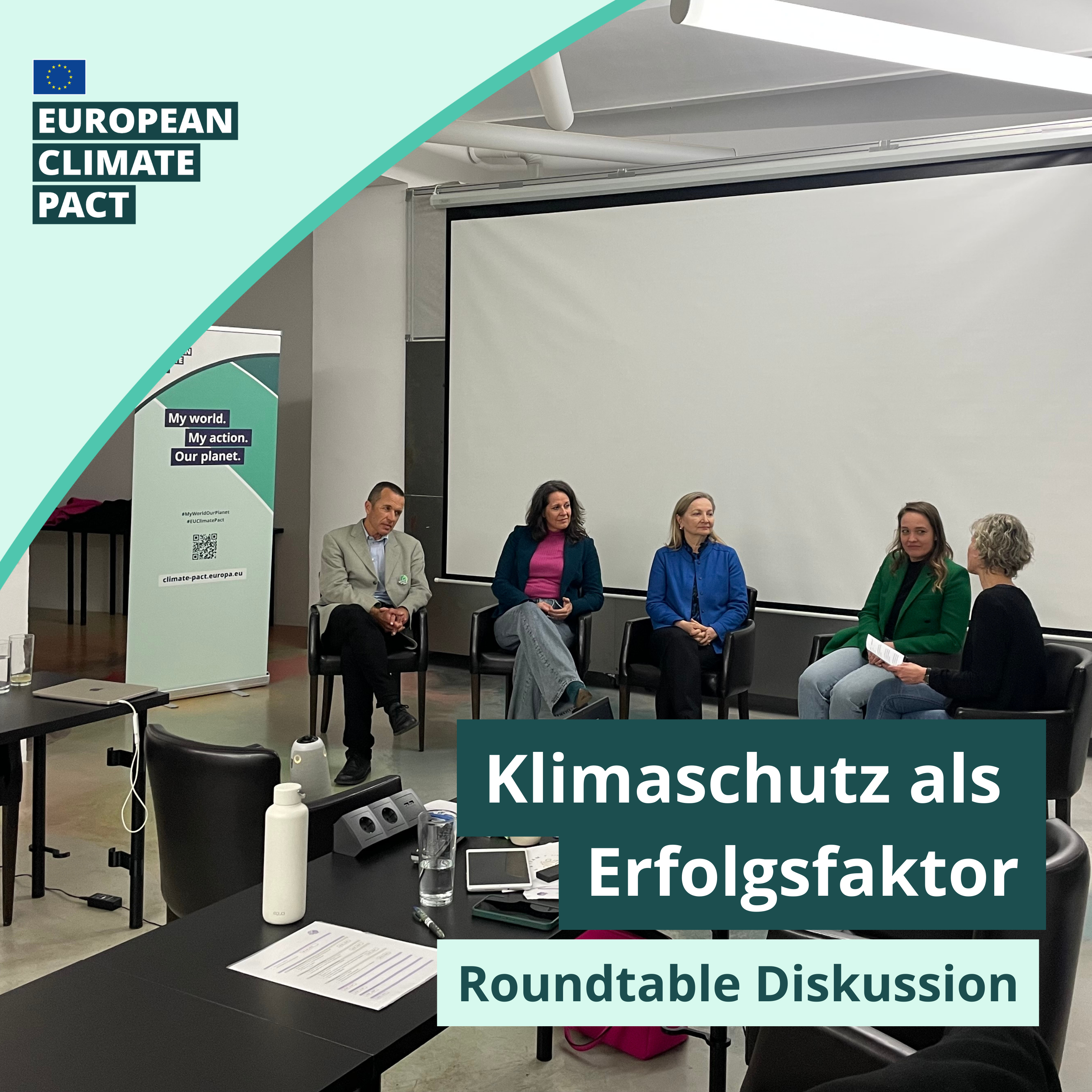 Podiumsdiskussion fünf Menschen bei European Climate Pact, links oben Schriftzug und europäische Flagge, rechts unten Schriftzug "Klimaschutz als Erfolgsfaktor Roundtable Diskussion"