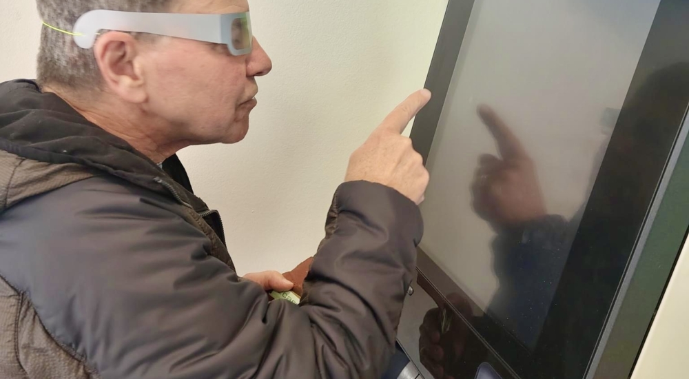 Ein Mann bedient einen Bankautomaten