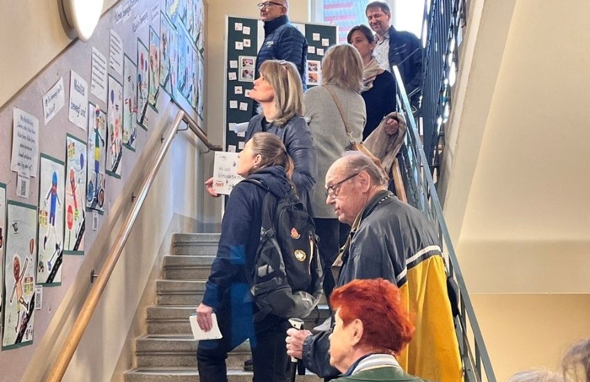 Menschen besuchen die Mobilitätsaustellung