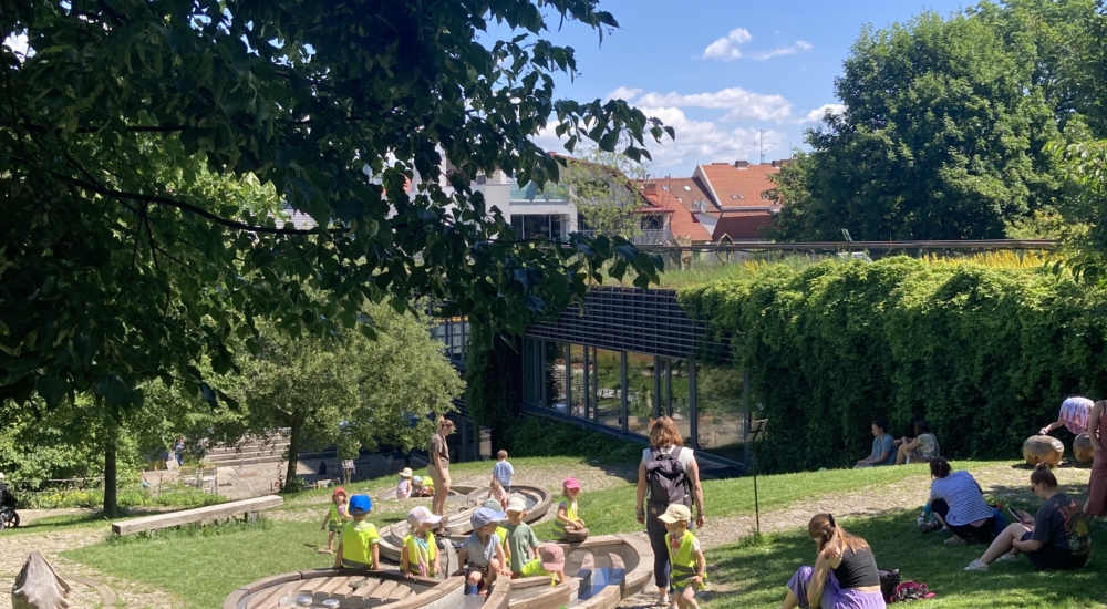 Kinder spielen in kliener Wasseranlage