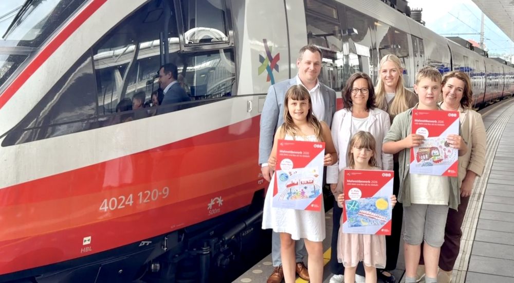 Kinder und Erwachsene vor einem ÖBB Zug