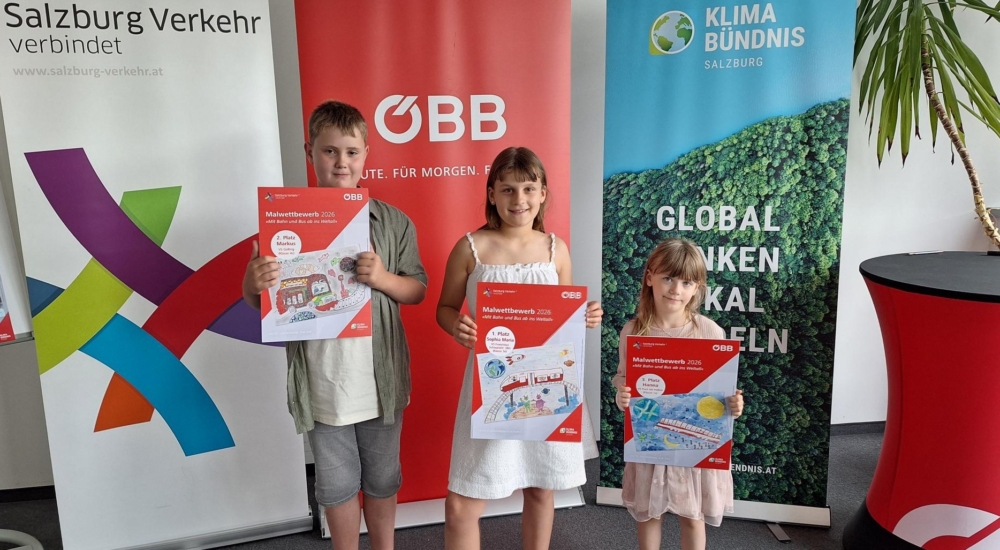 3 Kinder mit Siegerplakaten