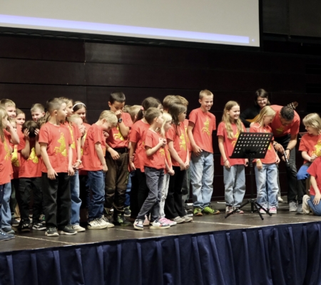 Kinder der Volksschule Pettneu singen auf einer Bühne