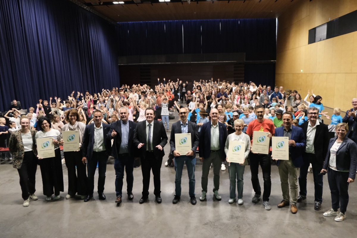 Die Akteur:innen des Klimabündnis-Beitritts bei der Übergabe der Urkunden
