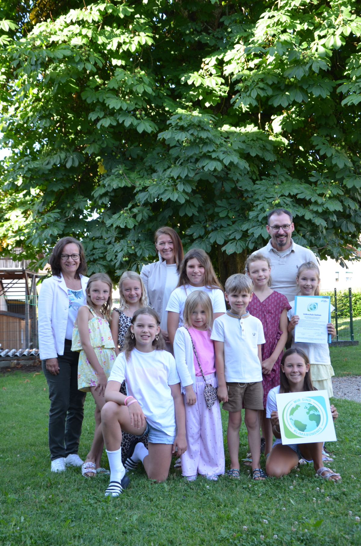 Gruppe von Kindern mit 3 Erwachsenen