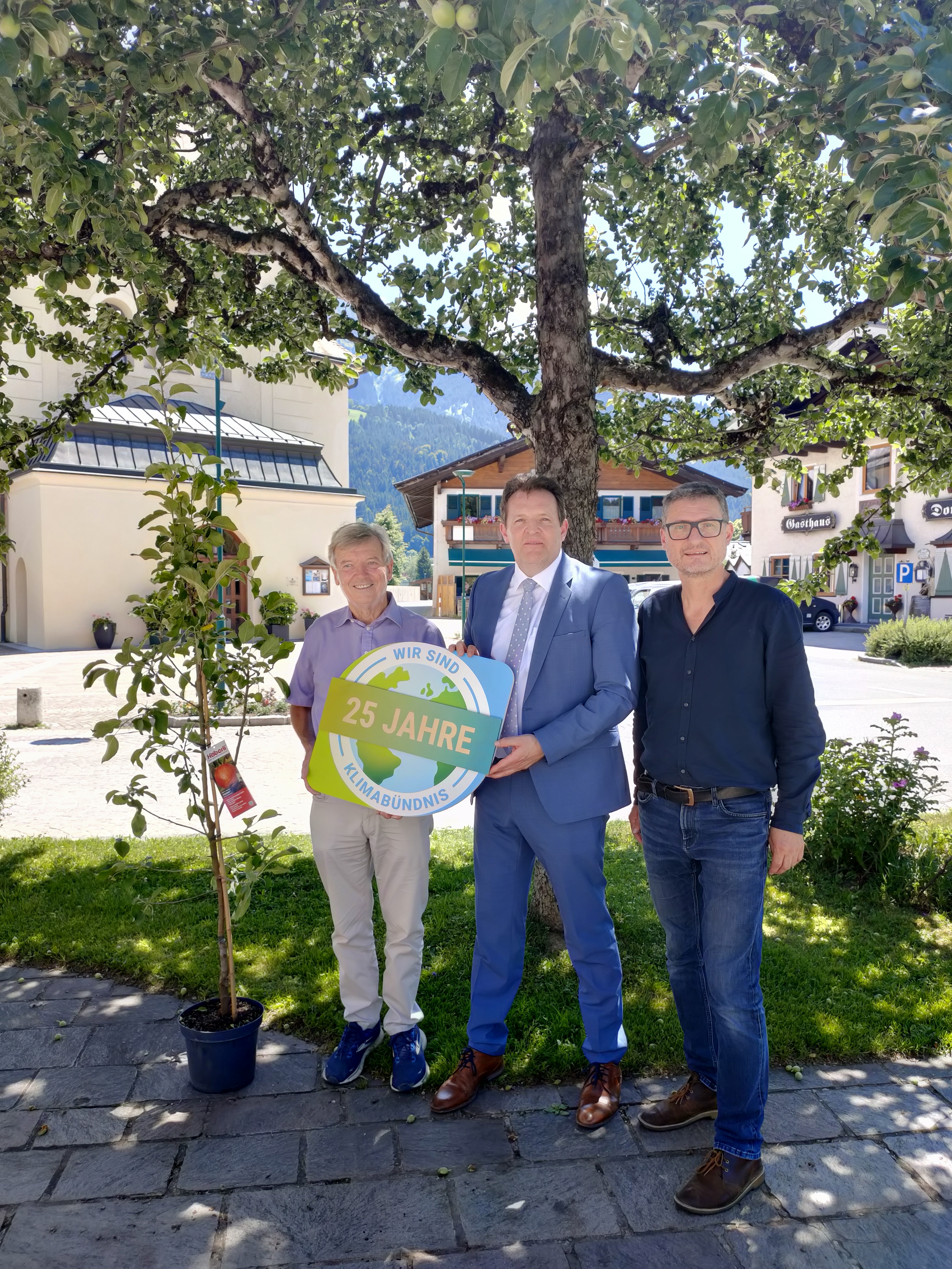 Übergabe der Jubiläumsurkunde anlässlich des 25-jährigen Bestehens der Gemein-de Oberndorf im Klimabündnis Tirol. Von links: Bürgermeister Hans Schweigkofler, Klimabündnis Tirol Obmann René Zumtobel und Klimabündnis Tirol Geschäftsführer Andrä Stigger.