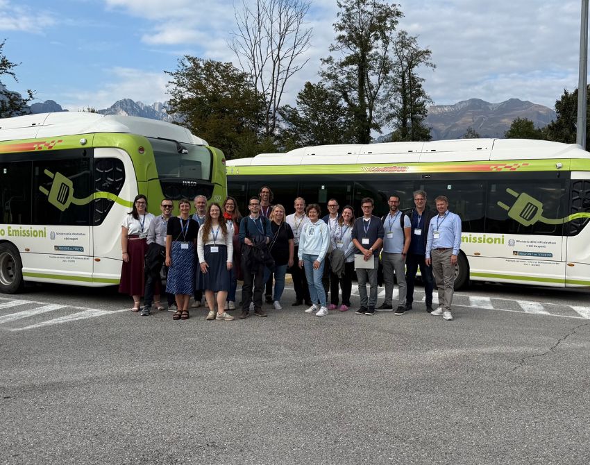 Gruppe von Menschen vor Bus